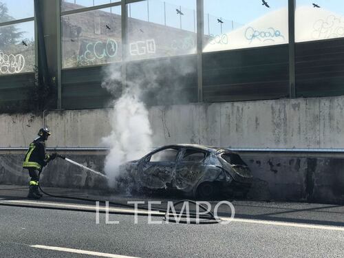 Auto in fiamme sul Gra, traffico bloccato a Boccea-Primavalle