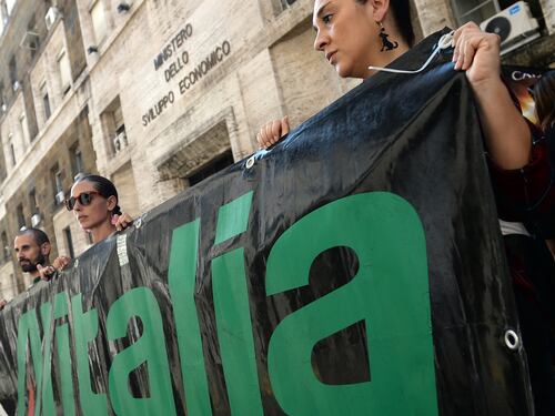Il governo si vuol prendere l'Alitalia