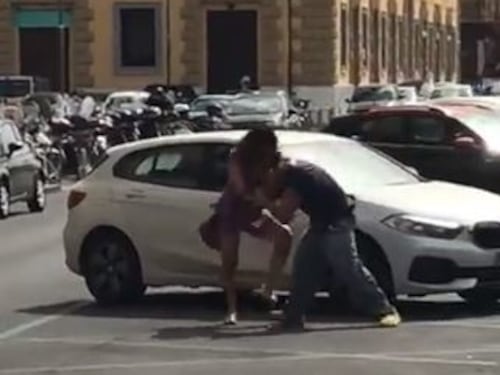 Prova a rapinarla della borsa. Ma la donna reagisce e lo sommerge di calci e pugni