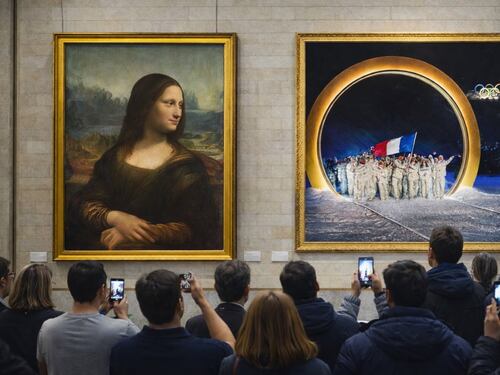 Macron scherza con la Gioconda: sostegno alla Francia nei giochi olimpici