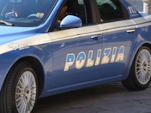 Ostia, auto in fuga dalla polizia investe due ragazze. Fermati due giovani