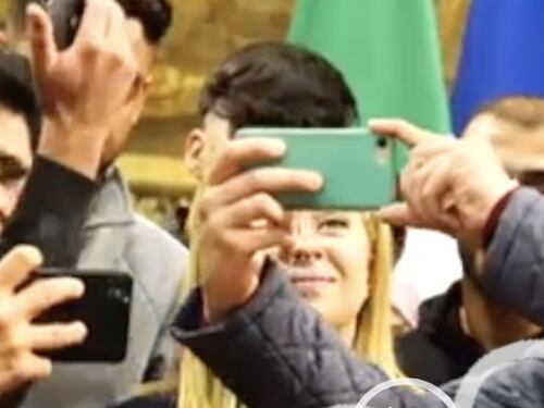 Selfie a raffica con Meloni. Ma i parenti delle vittime di Cutro non erano "infuriati"?