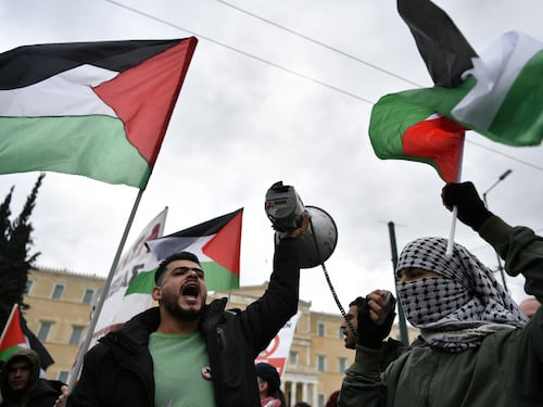 Palestina, ai cortei di Roma cartelli contro Segre e Meloni: silenzio e mani insaguinate