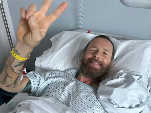 Jovanotti spiazza i fan: "Sono stato operato", il post e la foto sui social