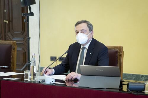 Draghi cerca il suo Tesoro in Bankitalia. Riunione con Visco e Panetta