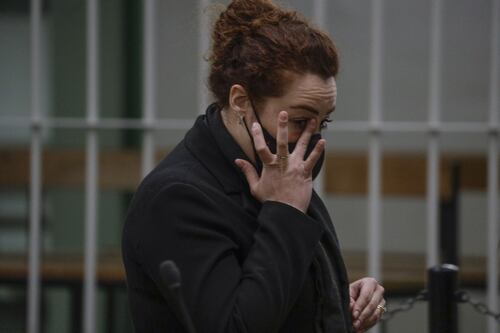 La vedova Cerciello porta un fiore sulla tomba di Mario dopo l'ergastolo ai due americani
