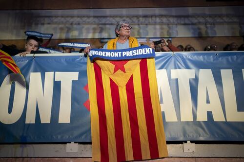 Spagna, Puidgemont riappare a Barcellona ma non lo riescono ad arrestare: è un fantasma
