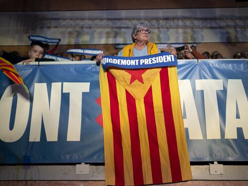 Spagna, Puidgemont riappare a Barcellona ma non lo riescono ad arrestare: è un fantasma