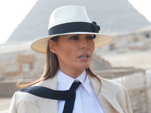 In giacca e cravatta, così Melania ha visitato piramidi e Sfinge
