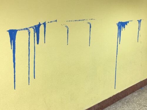 Vandali nella scuola elementare in via Riccardo Zandonai