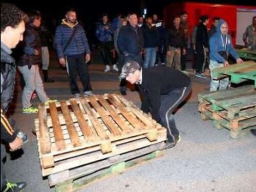 I cittadini di Gorino alzano le barricate e respingono il pullman dei profughi