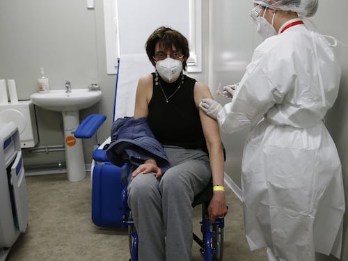 Vaccini per la fascia d'età 68-69 anni: a mezzanotte partono le prenotazioni nel Lazio