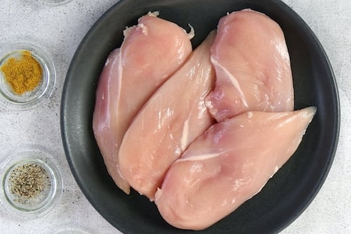 Pollo "contaminato", scatta il ritiro dai supermercati: il marchio nel mirino