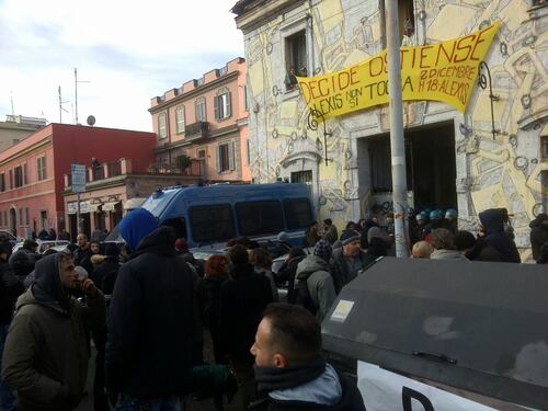 Polizia e vigili sgomberano il centro sociale Alexis