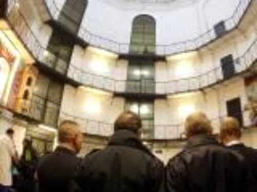 Muoiono di carcere anche gli agenti
