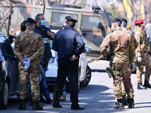 Focolaio a Mondragone, il Viminale invia l'esercito. E i rom forzano il cordone sanitario