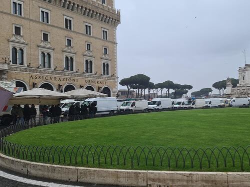 Caos licenze, gli ambulanti di Roma invadono piazza Venezia contro la Raggi: "La sindaca deve ascoltarci"