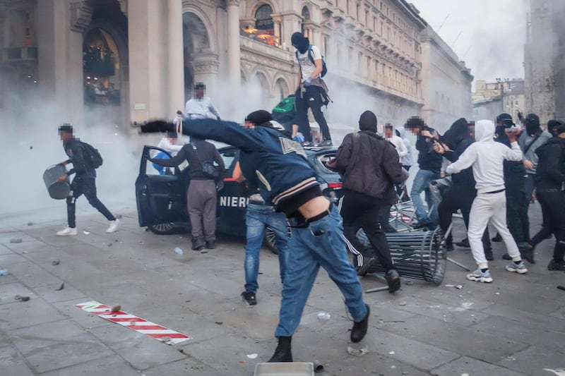 Violenza in piazza, il Movimento 17 ottobre e la guida ai manifestanti. “Indicazioni tattiche”