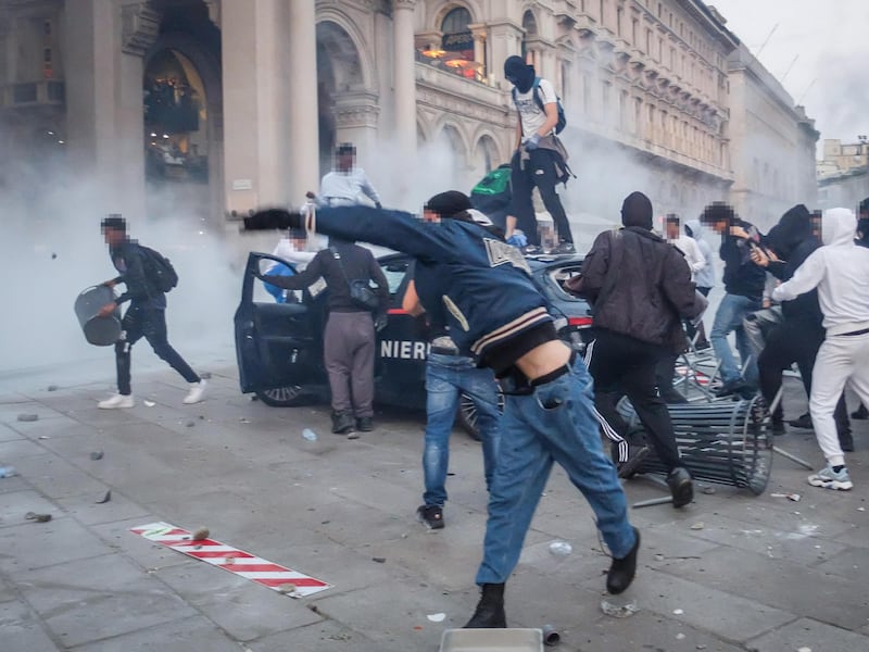 Violenza in piazza, il Movimento 17 ottobre e la guida ai manifestanti. “Indicazioni tattiche”