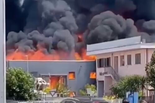 Monterotondo, brucia una fabbrica di vernici e si scatena il maxi-incendio e la super nube nera