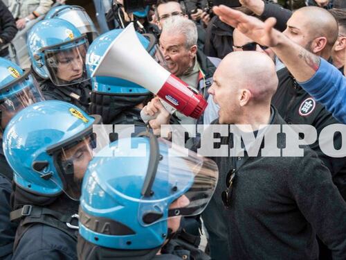 Scontri e barricate per la casa ai nomadi. Cori contro la mamma rom: "Ti stupro"