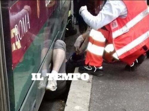 Cade sulle rotaie a Roma e rimane incastrata sotto il tram