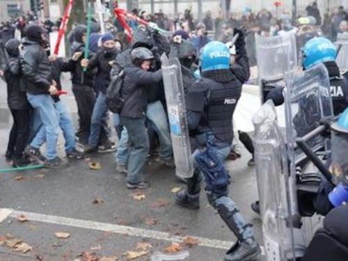 Askatasuna, guerriglia a Torino: bombe carta e incendi al corteo degli antagonisti. La Lega: "Vanno trattati come terroristi"