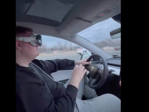 Visore Apple, scatta l’allarme per l’uso alla guida delle Tesla