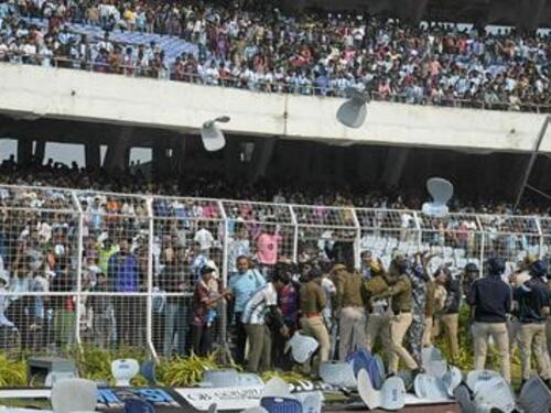 Il tour indiano di Lionel Messi inizia nel caos: i tifosi infuriati lanciano i sedili dello stadio sul campo