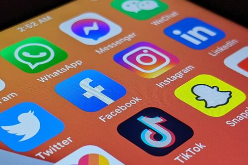 Social, basta con lo sfruttamento dei minori. Proposta di FdI ha l’appoggio Pd: stop ai “baby influencer”