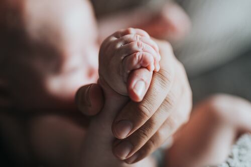 Toscana, cosa vietano alla neo-mamma: follia del politicamente corretto in ospedale