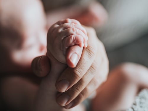 Toscana, cosa vietano alla neo-mamma: follia del politicamente corretto in ospedale