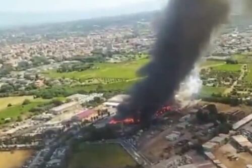 Maxi-incendio nell'impianto di rifiuti, paura a Ciampino: fumo visibile da mezza Roma