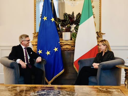 Migranti, l’Ue si sveglia: intesa Meloni-Brunner. E la Germania promuove il modello Albania