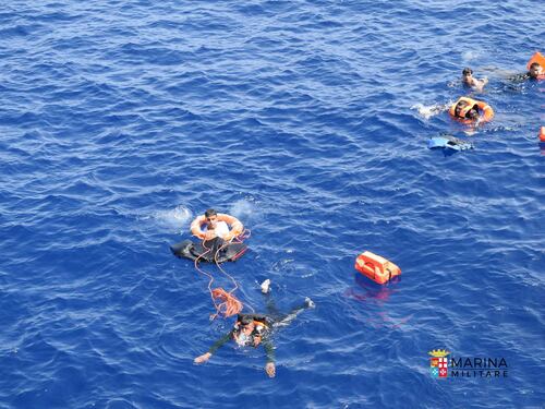 Navi delle ong strapiene di profughi. E l'hot spot di Lampedusa scoppia di immigrati