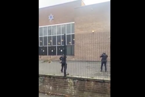 Manchester, attentato davanti alla sinagoga durante lo Yom Kippur: due morti. Ucciso l’assalitore
