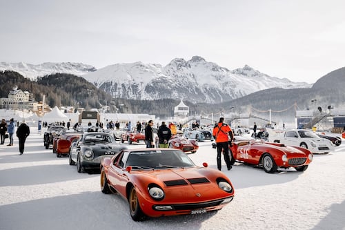 A St. Morits l'auto d'epoca sfila sul ghiaccio
