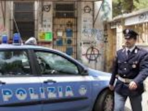 Il truffatore dei nonni inciampa su un agente