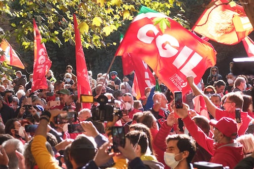 Pessima idea manifestare prima del voto, così si sfila la firma di Repubblica