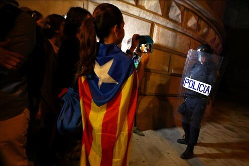 Ultimatum di Madrid alla Catalogna: 5 giorni per chiarire o stop all'autonomia