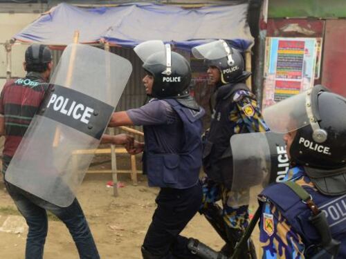 Scontri in Bangladesh: 28 morti e centinaia di feriti