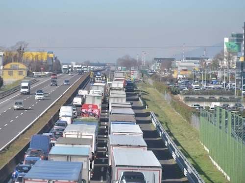 Traffico, il controesodo paralizza l’Italia. Bollino rosso tra code e incidenti