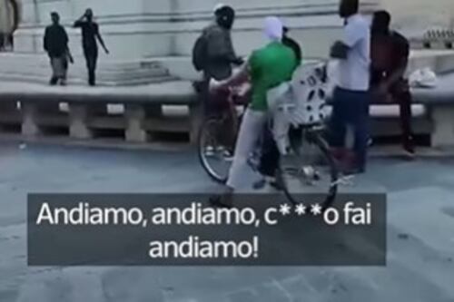 Filma il degrado, inseguito e picchiato dal gruppo di stranieri: il video choc
