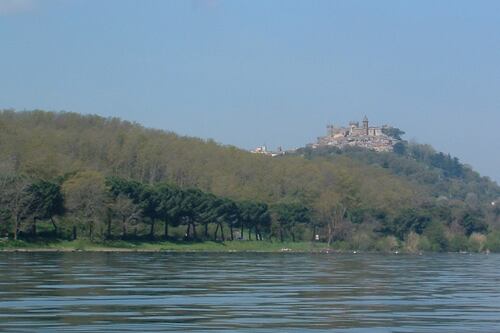 Ragazzo di 17 anni annega nel Lago di Bracciano per recuperare un pallone