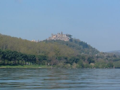 Ragazzo di 17 anni annega nel Lago di Bracciano per recuperare un pallone