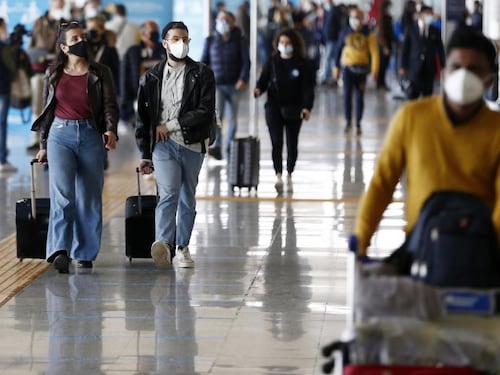 La variante indiana è atterrata a Roma. Un caso accertato sul volo Nuova Delhi-Fiumicino, caos tamponi falsi