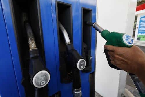 Benzina, il pieno per le vacanze costa meno: il prezzo più basso dall'inizio della guerra in Ucraina