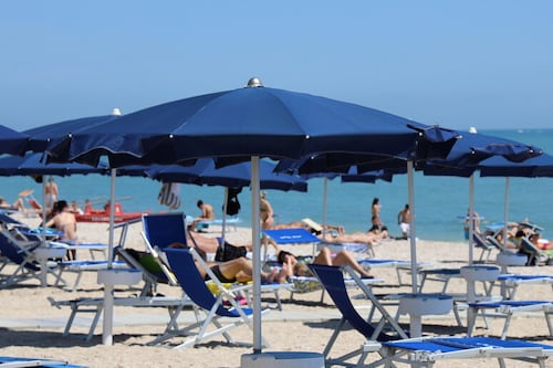 Vacanze al mare, servizi di spiaggia +25%. Taormina la più cara d'Italia