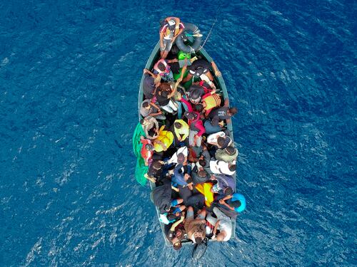 Malta scarica il gommone. Salvini: "Vergogna, ci risiamo"