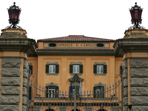 Roma, donna accoltellata a Trastevere: è gravissima. La testimonianza: "Qui si vive nel degrado"